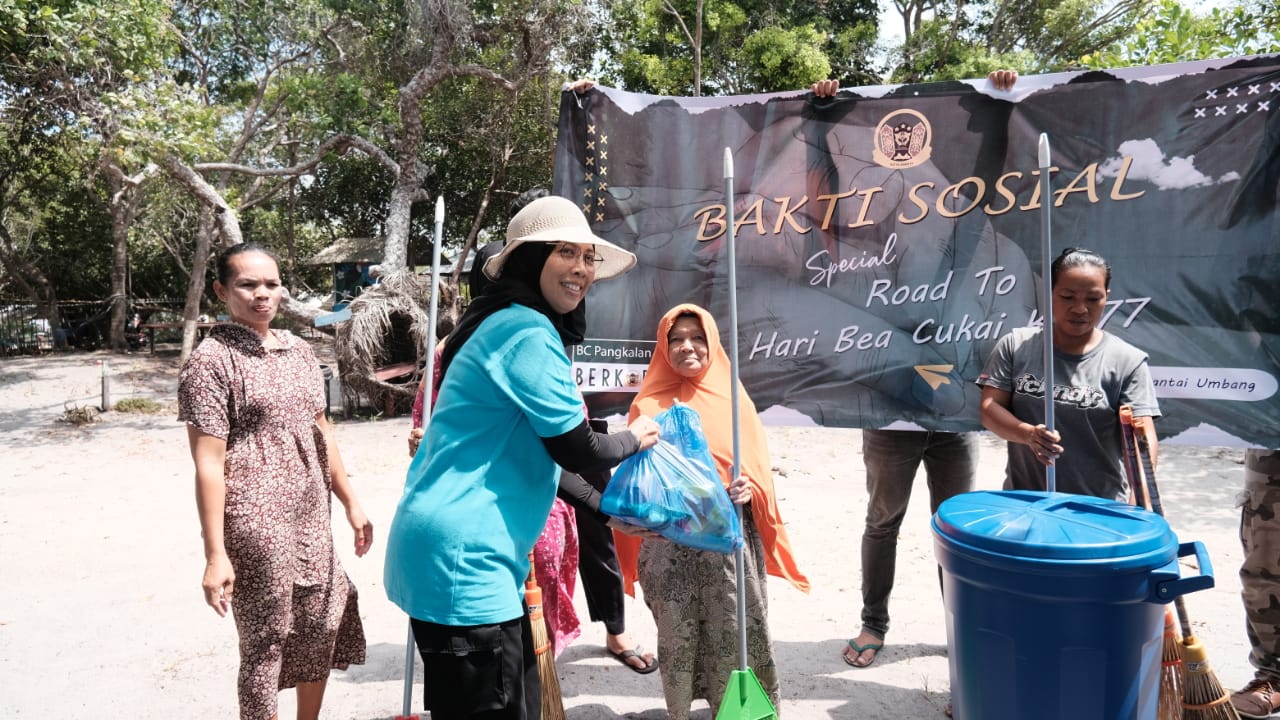 Bea Cukai Pangkalan Bun Gelar Baksos Di Pantai Umbang Radarsampit