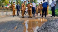 Bupati Kotim Halikinnor meninjau kerusakan jalan di kawasan HM Arsyad, Sampit