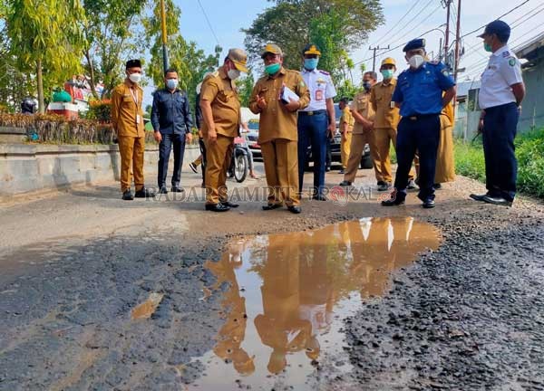 Bupati Kotim Halikinnor meninjau kerusakan jalan di kawasan HM Arsyad, Sampit