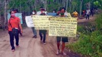 Aksi damai puluhan warga pemilik tanah di kawasan Jalan Hiu Putih, Jalan Badak dan Banteng, sebagai bentuk protes terhadap mafia tanah di Kota Palangka Raya, Minggu (28/2).(DODI/RADAR SAMPIT)