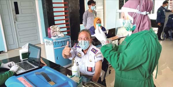 Kepala UPBU Iskandar Pangkalan Bun Zuber usai disuntik vaksin