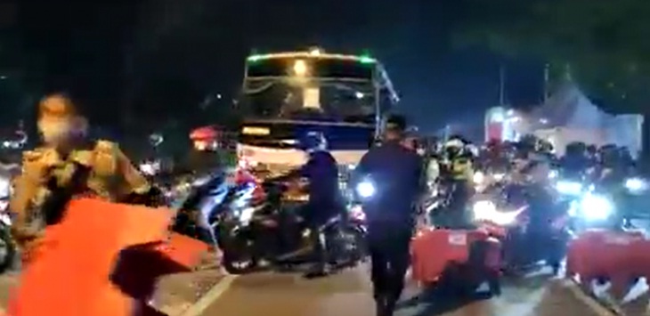 Beredar video penyekatan polisi dijebol pemudik