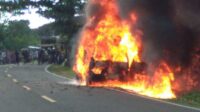 mobil terbakar