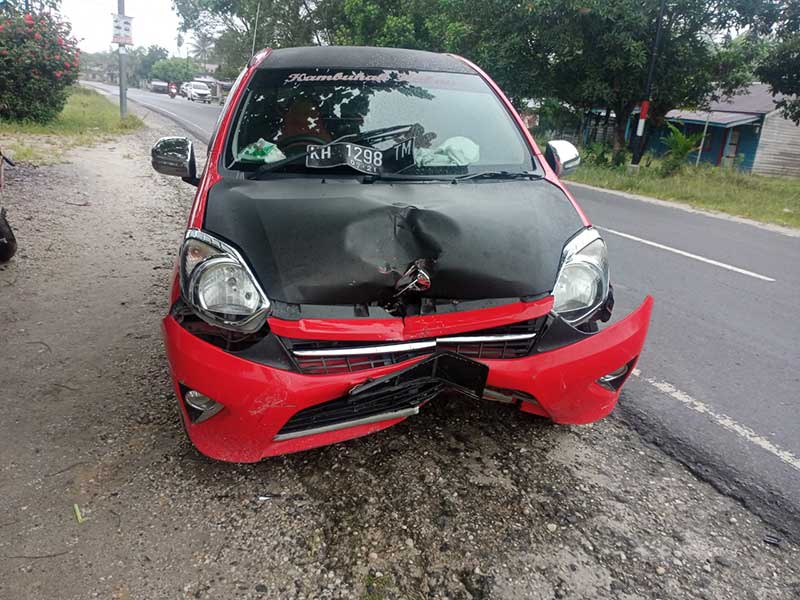 Satu Keluarga Kecil Tertabrak Mobil