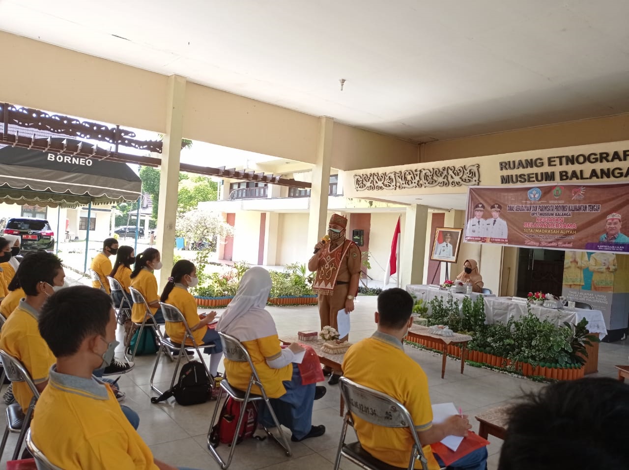 Kepala Dinas Kebudayaan dan Pariwisata Kalteng Dr Guntur Talajan saat memberikan materi terkait sejarah piring Malawen bagi masyarakat Kalimantan