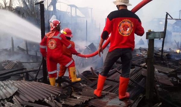 relawan pemadam kebakaran