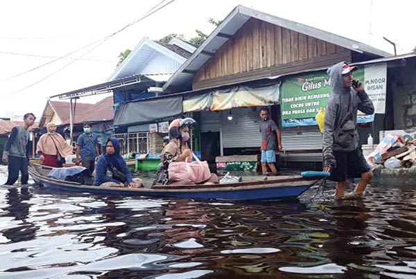 Banjir dari luapan Air Sungai Kahayan mulai berdampak bagi kesehatan masyarakat.