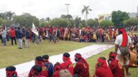 GELAR AKSI: Koalisi Organisasi Masyarakat Dayak Kalteng melakukan unjuk rasa menolak keberadaan TBBR atau Pasukan Merah di Bumi Tambun Bungai, Jumat (26/11). (DODI/RADAR SAMPIT)