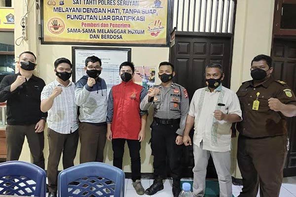 Kejaksaan Negeri Seruyan Kalimantan Tengah menahan Bendahara Desa Tumbang Laku SH setelah ditetapkan sebagai tersangka dugaan korupsi ADD