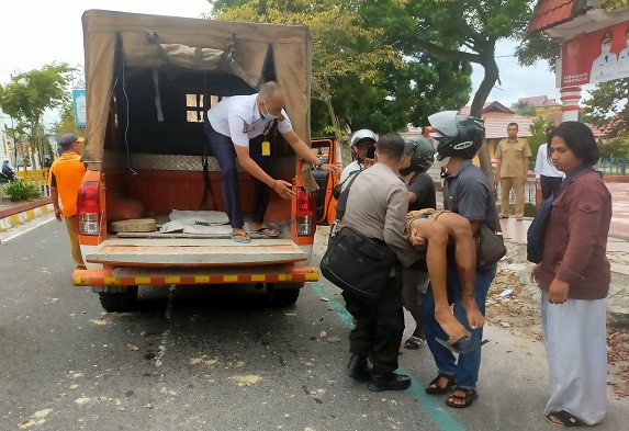 Beradu Kebut Berakhir Benjut Pemotor Nekat Ini Tabrak Plangson dan Terlempar Ke Seberang 