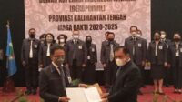 Ketua Umum Dewan Koperasi Indonesia Nurdin Halid melantik Yohanes Freddy Ering