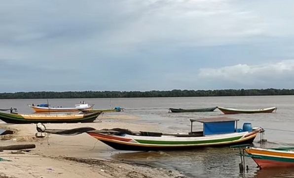 Cuaca buruk di perairan laut Kumai mengakibatkan banyak nelayan di Pesisir Terpadu Bugam Raya urung melaut