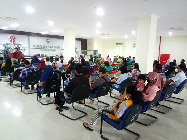 Seluruh pegawai negeri sipil (PNS) dan tenaga kontrak di Rumah Sakit Umum Daerah (RSUD) dr Murjani Sampit dilarang mengambil cuti