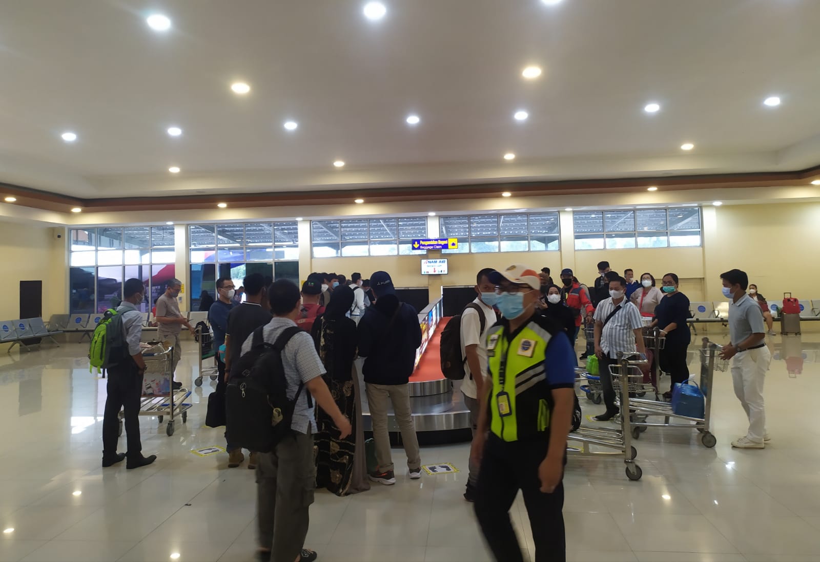 Aktivitas kedatangan penumpang pesawat dai Bandara Iskandar Pangkalan Bun