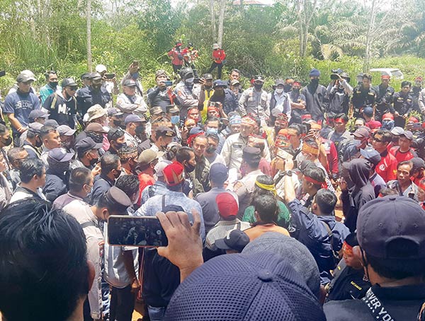 Dua kelompok masyarakat nyaris bentrok di gerbang pintu masuk kantor PT Wanayasa Kahuripan Indonesia (WYKI)