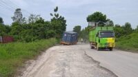 Muara Jalan Tempenek Rusak Parah