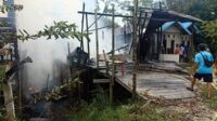 kompor,Dua unit rumah yang terletak di Jalan Korpri Kelurahan Kuala Kurun Kecamatan Kurun Kabupaten Gunung Mas (Gumas) hangus terbakar