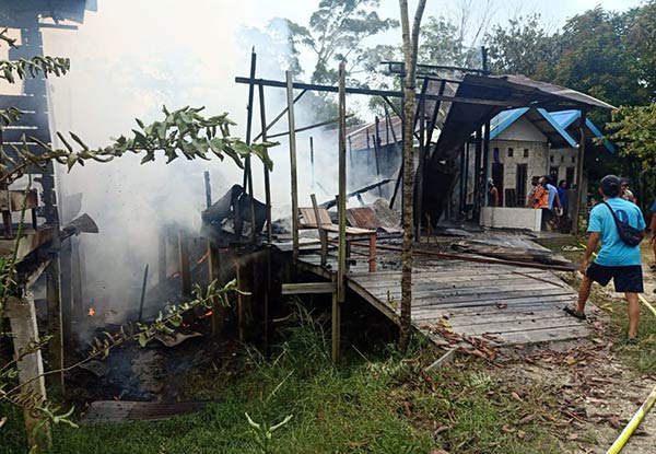 kompor,Dua unit rumah yang terletak di Jalan Korpri Kelurahan Kuala Kurun Kecamatan Kurun Kabupaten Gunung Mas (Gumas) hangus terbakar