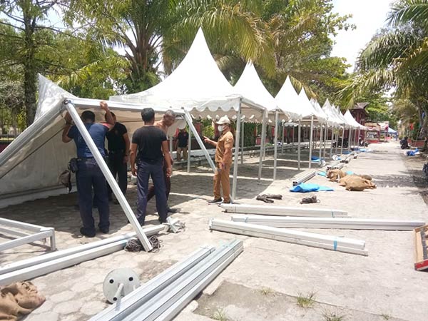 Dinas Perdagangan dan Perindustrian (Disperdagin) Kabupaten Kotawaringin Timur (Kotim) mulai memasang tenda untuk persiapan Pasar Ramadan 1443 Hijriah