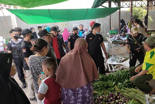 Puluhan pedagang kaki lima yang berjualan di tepian Jalan Pelangsian