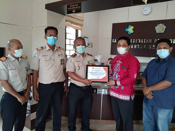 Persatuan Wartawan Indonesia (PWI) Kalteng memberikan penghargaan pada Kantor Kesehatan Pelabuhan (KKP) Kelas III Palangka Raya