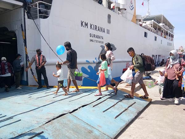 Keberangkatan kapal motor (KM) Kirana III milik PT Dharma Lautan Utama (DLU) yang bertolak dari Pelabuhan Sampit menuju Pelabuhan Tanjung Perak Surabaya