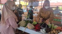 Wakil Bupati Kotawaringin Timur (Kotim) Irawati meminta Dinas Perdagangan dan Perindustrian (Disperdagin) Kotim memantau harga kebutuhan pokok di pasaran