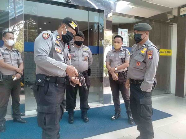 Personel Sabhara Polresta Palangka Raya menggelar patroli ke sejumlah bank