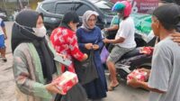 Giat berbagi takjil berbuka puasa bagi warga sekitar Kota Sampit Kabupaten Kotawaringin Timur (Kotim) sebagai berkah Ramadan
