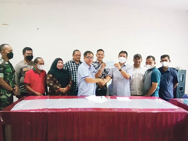 PT Wana Yasa Kahuripan Indonesia (WYKI) menyerahkan sisa hasil kebun (SHK) plasma Koperasi Cempaga Perkasa