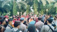 Koalisi ormas Dayak dari organisasi Forum Pemuda Dayak (Fordayak) Kabupaten Kotawaringin Barat dan Borneo Sarang Peruya (BSP) Gerdayak Indonesia
