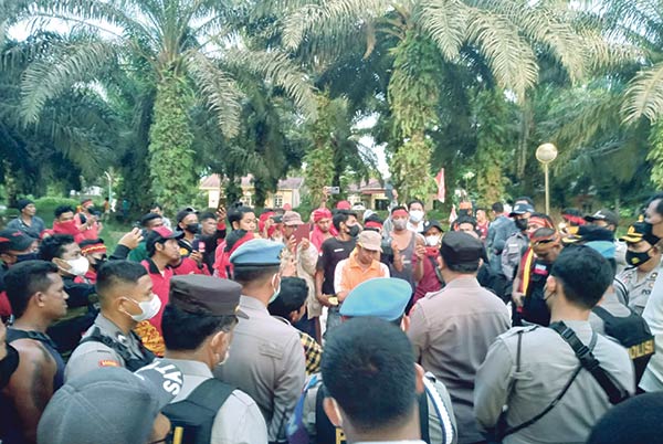 Koalisi ormas Dayak dari organisasi Forum Pemuda Dayak (Fordayak) Kabupaten Kotawaringin Barat dan Borneo Sarang Peruya (BSP) Gerdayak Indonesia