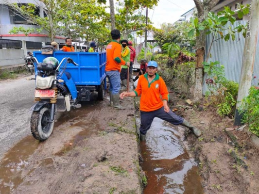 Petugas sedang membersihkan saluran drainase di dalam Kota Sampit