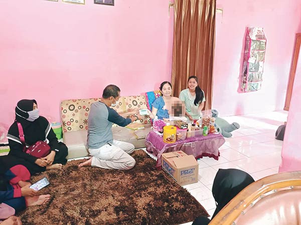 Lurah Bukit Tunggal Subhan Noor menyerahkan kartu BPJS