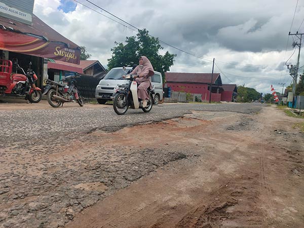 Salah satu titik jalan rusak di Jalan Diponegoro Kecamatan Kotabes