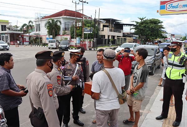 Puluhan petugas kepolisian menertibkan pelangsir dan aksi premanisme di SPBU Jalan MT Haryono Sampit