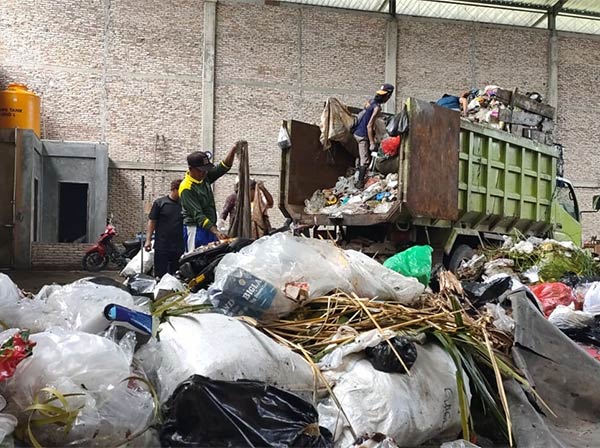 Warga Sampit diimbau untuk membuang sampah di depo-depo sampah yang disediakan oleh pemerintah