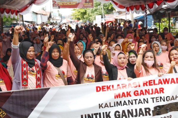 Sebanyak 500 relawan emak-emak yang tergabung dalam Mak Ganjar Kalimantan Tengah