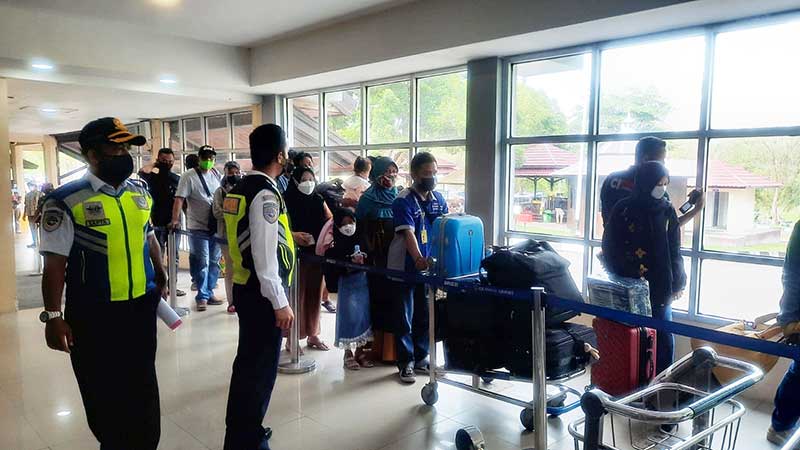 Calon penumpang pesawat di Bandara Udara Iskandar Pangkalan Bun