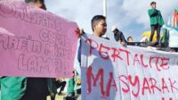 AKSI DAMAI: Puluhan mahasiswa dari Gerakan Mahasiswa Rakyat (Gesmara) Kalteng menggelar aksi unjuk rasa di Kantor DPRD Kalteng, Senin (4/6). (DODI/RADAR SAMPIT)