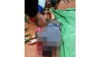 Warga mengevakuasi jasad pria yang ditemukan tewas di Desa Tanjung Harapan,