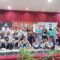 JUARA UMUM: Ketua KONI Kotim Ahyar Umar foto bersama dengan kontingen asal Palangka Raya yang berhasil meraih juara umum dalam Kejurprov Catur se-Kalteng, Minggu (3/7). (HENY/RADAR SAMPIT)