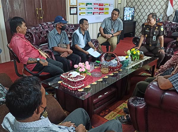 Efendi Buhing bersama warga Desa Kinipan dan Ketua TBBR Kabupaten Lamandau saat menemui Kajari Lamandau