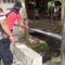 TRC BPBD Kota Palangka Raya saat melakukan penyemprotan di saluran drainase yang tersumbat akibat sampah dan lumpur.(istimewa
