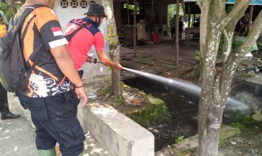 TRC BPBD Kota Palangka Raya saat melakukan penyemprotan di saluran drainase yang tersumbat akibat sampah dan lumpur.(istimewa