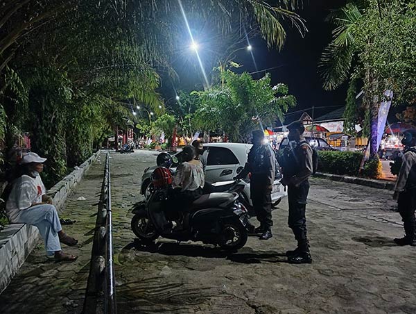 Petugas Sat Samapta Polres Kotim mendatangi masyarakat yang nongkrong hingga larut malam