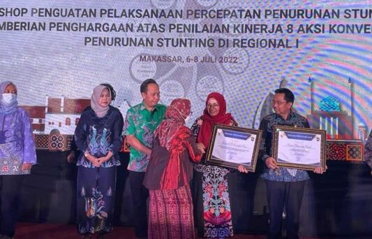 Wabup Kotim Irawati menerima penghargaan peringat pertama penanganan stunting di Provinsi Kalteng