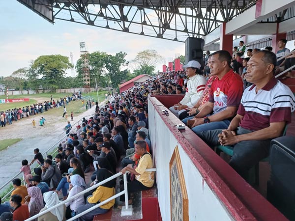 Ribuan penonton membanjiri Stadion 29 November menyaksikan laga semifinal Piala Agustiar