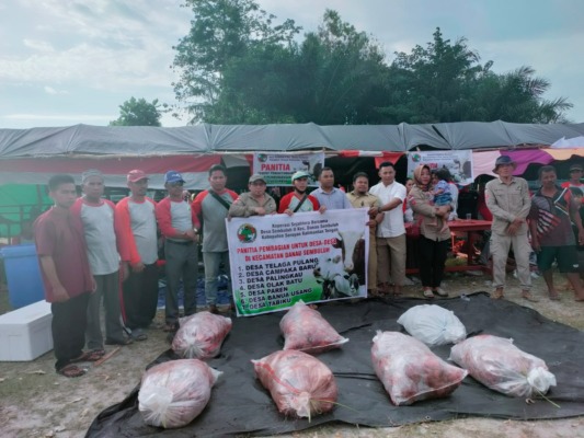 Panitia pembagian daging kurban foto bersama usai melaksanakan penyembelihan 35 ekor sapi, di Lapangan Kerta Pati Sembuluh, Kabupaten Seruyan, Selasa (12/7).(istimewa)