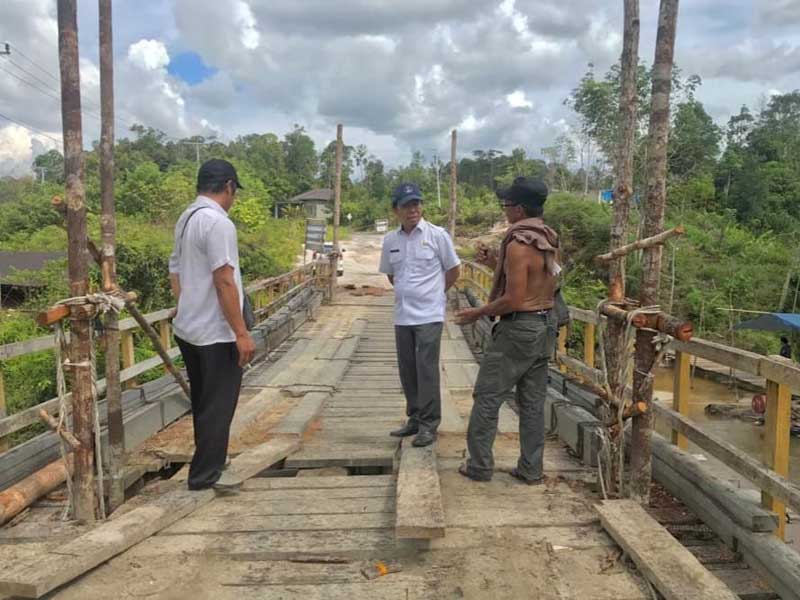 Kepala DPU Kabupaten Gumas Baryen ketika meninjau perbaikan jembatan Sei Konjoi